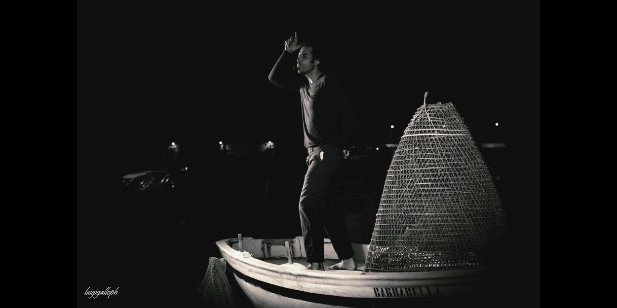 messina, sicilia, teatro, festival, estate, cortile, spettacolo, rasocolmo, jonio, pescatori, memoria, fascismo, guerra, calabria, cultura, attori, palcoscenico, regia, tradizione, narrazione