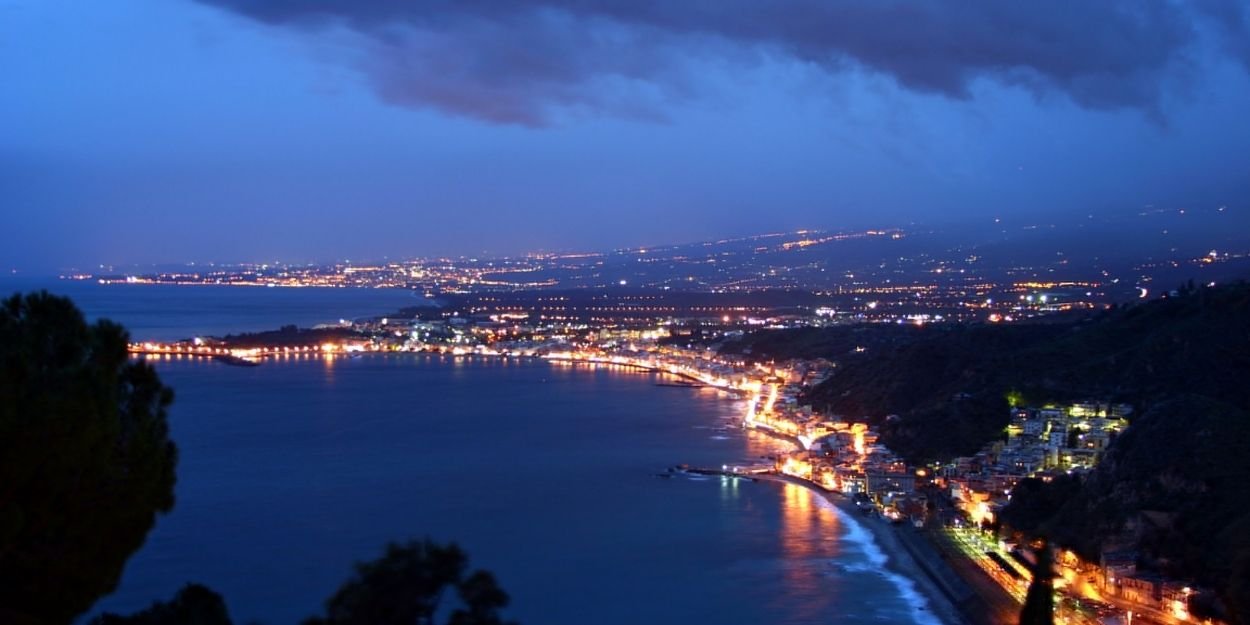 sicilia,taormina,naxos,giardininaxos,teatro,alba,spettacolo,memorie,adriano,alessandropreziosi,attore,arte,cultura,eventi,parcoarcheologico,nike,simonaceli,oraziomicali,giacomovezzani,tommasomattei