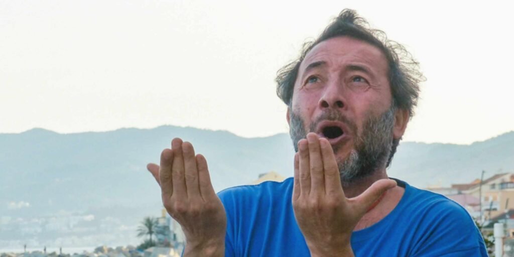 ChatGPT ha detto: gaspare, balsamo, cortile, teatro, festival, messina, sicilia, horcynus, orca, d’arrigo, epica, fera, pescatori, delfini, stretto, grotta, rasocolmo, latitudini, teatrodi, narrazione