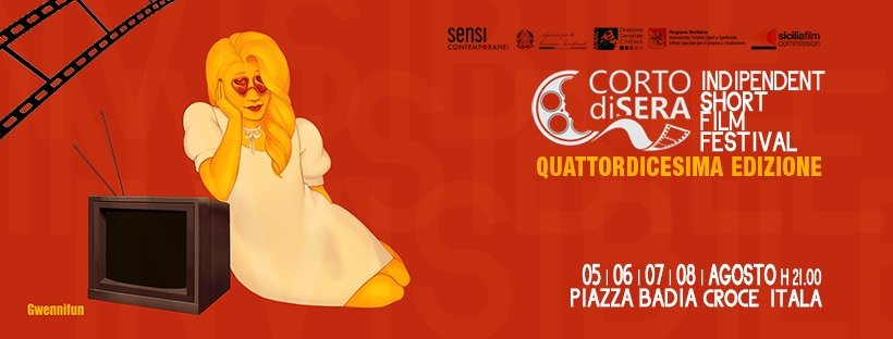 Locandina arancione del festival “Corto di Sera – Independent Short Film Festival”, quattordicesima edizione, con una figura femminile illustrata in giallo seduta accanto a una vecchia televisione. Sullo sfondo pellicola cinematografica nera e loghi degli enti patrocinanti. Testo con date 5-8 agosto, Piazza Badia Croce, Itala