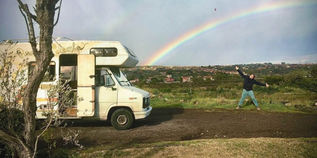 RARA Festival 2025 a Palazzolo Acreide, tra natura siciliana e atmosfere di libertà, simbolo dello spirito di improvvisazione e creatività del festival 2025