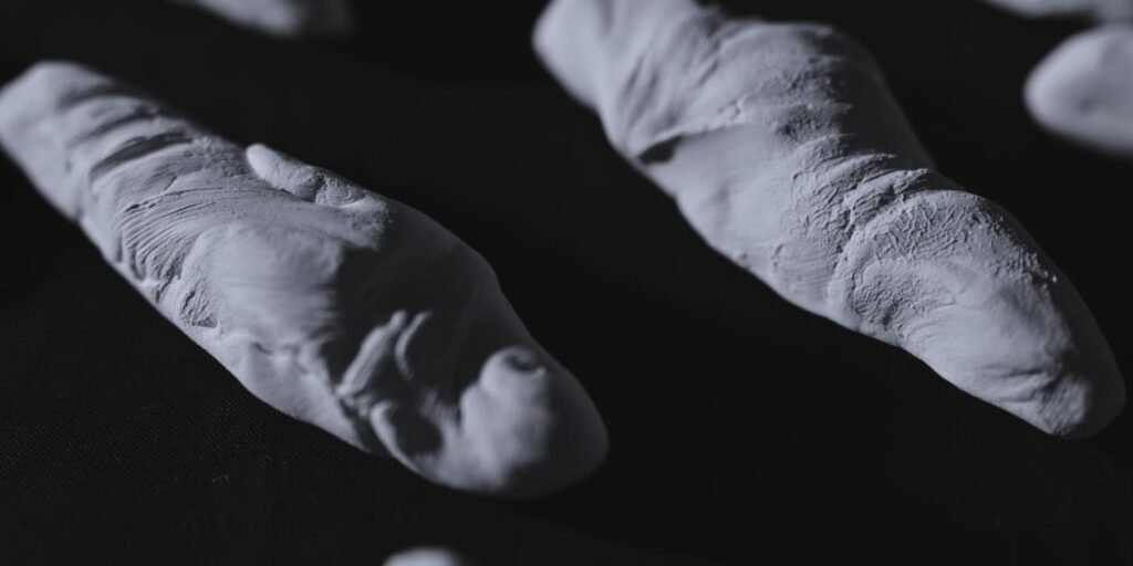 sicilia,arte,installazione,contemporanea,memoria,genocidio,palestina,argilla,sudari,messina,novara,francescaborgia,videoarte,poesia,dirittiumani,bambini,guerra,slowfood,chiesasantommaso,mezzodìcultura
