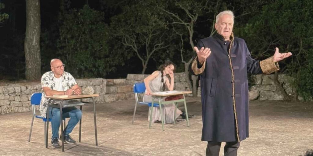 massafra,teatro,spettacolo,fisica,drammaturgia,puglia,compagnia,scena,ricerca,narrazione,quantistica,termondinamica,arte,teatrocomunale,forche,pettirosso,universo,performer,luce,poesia