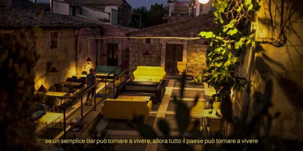 sicilia, palazzoloacreide, comunità, crowdfunding, bar, borgo, spopolamento, montiiblei, sociale, territorio, giovani, sud, iniziativa, cultura, rigenerazione, partecipazione, progetto, dagiù, economia, presidiocomunitario